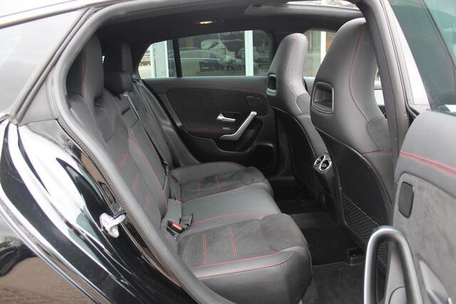Mercedes-Benz CLA-KLASSE Shooting Brake 200 Business Solution AMG / Panoramadak / Camera / Memory seats / Keyless / 18'' / Matrix LED / Navigatie / Stoelverwarming / Cruise Control