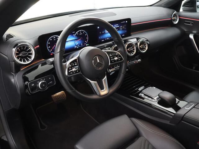 Mercedes-Benz CLA-KLASSE Shooting Brake 180 Luxury | Panoramadak | Distronic | Getint glas | Stoelverwarming |