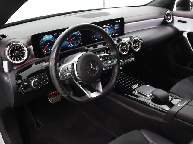 Mercedes-Benz CLA-KLASSE 180 Business Solution AMG | Night | Trekhaak | Stoelverwarming | Widescreen | Achteruitrijcamera |
