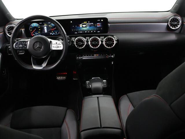 Mercedes-Benz CLA-KLASSE 180 Business Solution AMG | Night | Trekhaak | Stoelverwarming | Widescreen | Achteruitrijcamera |