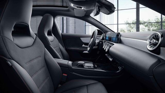 Mercedes-Benz CLA-KLASSE 220 4MATIC Premium Plus | AMG | Panoramadak | Night | Trekhaak | Memory | Stoelverwarming | Widescreen |