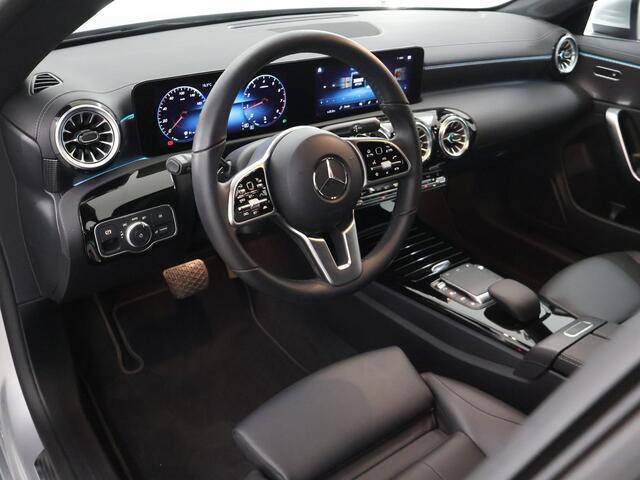 Mercedes-Benz CLA-KLASSE 180 Luxury Line | Distronic | Apple Carplay | Stoelverwarming | Widescreen |