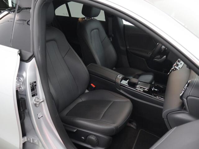 Mercedes-Benz CLA-KLASSE 180 Luxury Line | Distronic | Apple Carplay | Stoelverwarming | Widescreen |