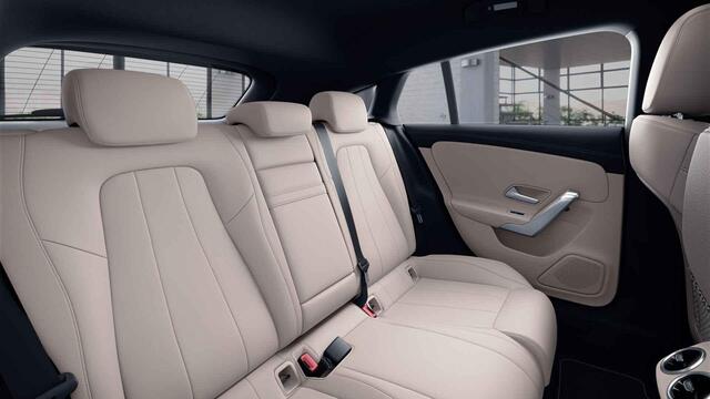 Mercedes-Benz CLA-KLASSE Shooting Brake 180 Luxury Line | Stoelverwarming | Premium Pack | Distronic | Multibeam | Achteruitrijcamera |