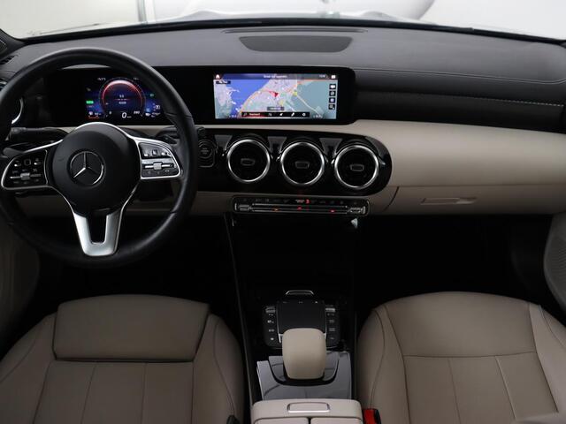 Mercedes-Benz CLA-KLASSE 250e Luxury Line | Leder | Trekhaak | Carplay | Stoelverwarming | Widescreen | Camera | Stuurverwarming | Navigatie | Park Assist | Cruise control | PHEV | Plug In