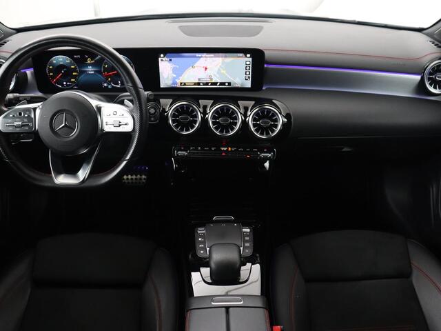 Mercedes-Benz CLA-KLASSE 200 AMG | Stoelverwarming | Camera | Leder/Alcantara | Sfeerverlichting | Park Assist | Full LED | Navigatie | Widescreen | Climate control | Bluetooth | Cruise control
