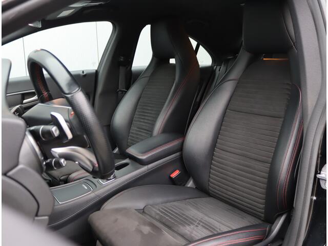 Mercedes-Benz CLA-KLASSE 180 AMG-line | Parkeercamera | Stoelverwarming |