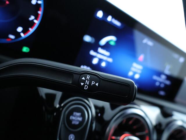 Mercedes-Benz CLA-KLASSE 200 Business Solution AMG | Panoramadak | Trekhaak | AMG-styling | Sfeerverlichting | Inclusief 24 maanden MB Certified garantie voor Europa.