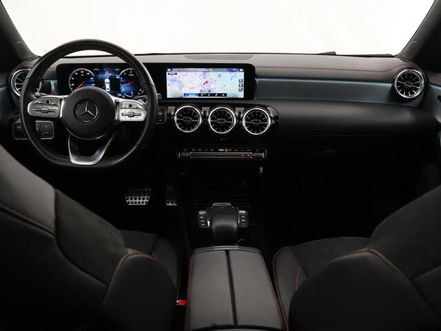 Mercedes-Benz CLA-KLASSE 180 Business Solution AMG | Night | Panoramadak | Multibeam | Stoelverwarming | Sfeerverlichting |