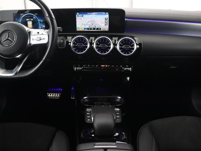 Mercedes-Benz CLA-KLASSE 250e AMG Line | Stoelverwarming | Carplay | Trekhaak | Leder/Alcantara | Navigatie | Full LED | Park Assist | Sfeerverlichting | Climate control | Cruise control | PHEV | Plug In