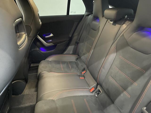 Mercedes-Benz CLA-KLASSE Shooting Brake 180 Business Solution AMG Trekhaak Navigatie Camera Parkeersensoren Cruise Control AMG stoelen Stoelverwarming Sfeerverlichting Elektrische kofferklep Full Led Climate Control