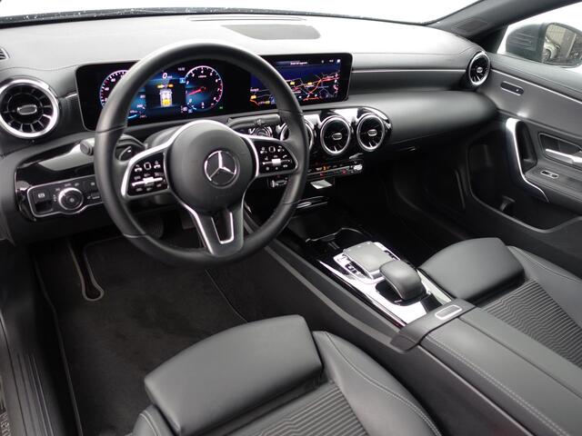Mercedes-Benz CLA-KLASSE Shooting Brake 220 AMG Edition Aut- Xenon Led, CarPlay, Camera, Carbon Pakket, Lane Assist, Park Assist