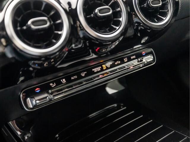 Mercedes-Benz CLA-KLASSE 200 AMG Sport 164Pk Automaat (GROOT NAVI, HEAD-UP DISPLAY, LEDER/ALCANTARA, CAMERA, SPORTSTOELEN, GETINT GLAS, WIDESCREEN, LANE ASSIST, NIEUWSTAAT)