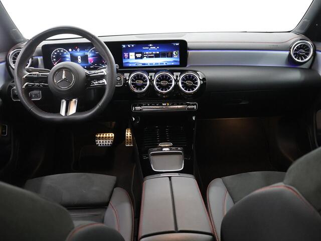 Mercedes-Benz CLA-KLASSE 180 AMG Line | Panoramadak | Sfeerverlichting | Nightpakket | Stoelverwarming | Multimedia Systeem Groot |