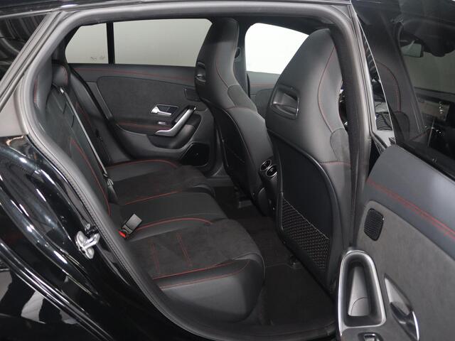 Mercedes-Benz CLA-KLASSE Shooting Brake 180 Business Solution AMG | Panoramaschuifdak | Head-up display | Trekhaak | 360° camera | Dodehoekassistent | MULTIBEAM LED koplampen |