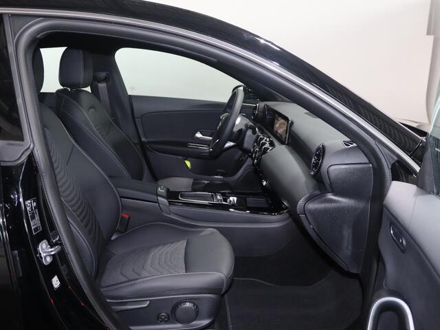 Mercedes-Benz CLA-KLASSE Shooting Brake 180 Star Edition | Dodehoekassistent | Achteruitrijcamera | Multibeam LED koplampen