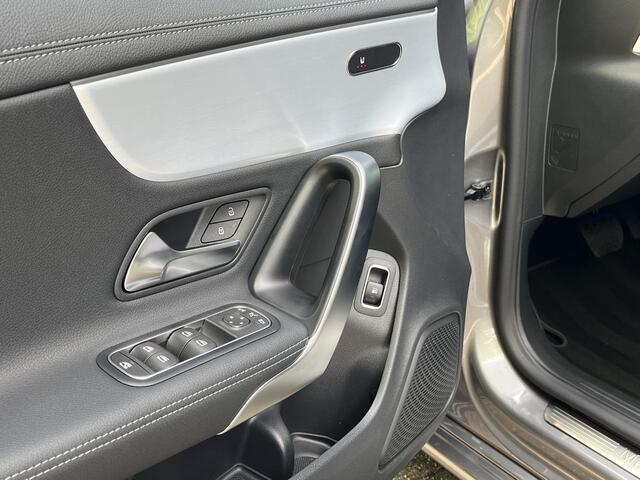 Mercedes-Benz CLA-KLASSE Shooting Brake 250 e Star Edition Luxury | Panoramadak | Nightpakket | MULTIBEAM LED | Dodehoekassistent | Sfeerverlichting | Stoelverwarming | Apple CarPlay | Android Auto | Achteruitrijcamera