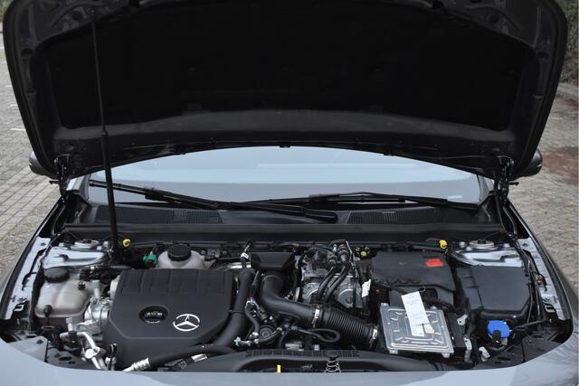 Mercedes-Benz CLA-KLASSE Shooting Brake 250 e Business Solution AMG Limited 218 pk | Open dak | Camera | Carplay | Widescreen | Sfeerverlichting | Stoelverwarming | Full LED