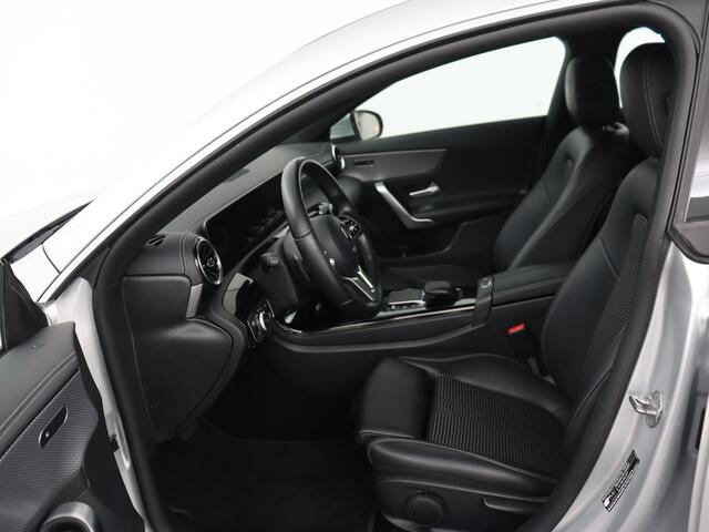 Mercedes-Benz CLA-KLASSE Shooting Brake 180 Business Solution | Stoelverwarming | Carplay | Camera | Half leder | Widescreen | Dodehoek detectie | Navigatie | Park Assist