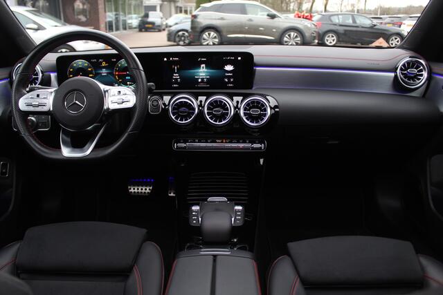 Mercedes-Benz CLA-KLASSE 200 Business Solution AMG / Panoramadak / Camera / Sfeerverlichting / 18'' / Leder&Alcantara / Stoelverwarming / DAB / Cruise Control