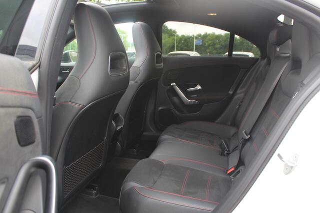 Mercedes-Benz CLA-KLASSE 200 Business Solution AMG / Panoramadak / Camera / Sfeerverlichting / 18'' / Leder&Alcantara / Stoelverwarming / DAB / Cruise Control