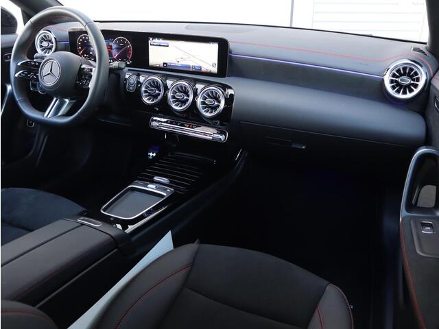 Mercedes-Benz CLA-KLASSE Shooting Brake 180 Star Edition AMG Line | Panoramadak | Navigatie | Multispaak | LED | Camera | Automaat