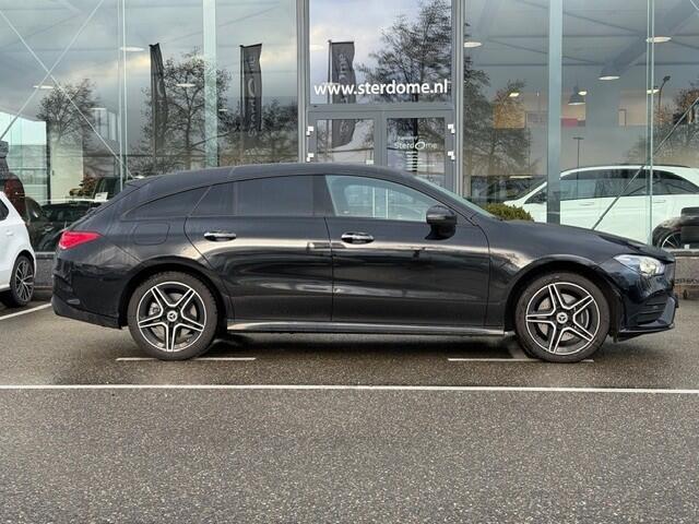 Mercedes-Benz CLA-KLASSE Shooting Brake 250 e AMG Line l MBUX l Camera l Tempomaat l Sfeerverlichting l LED l Keyless Go l Night pakket l Dodehoek assistent l Elekt. bed. Achterklep l Spiegel pakket l Afneembare trekhaak l Diefstel inbraak alarm l 581 Automatische Airco l Comfort