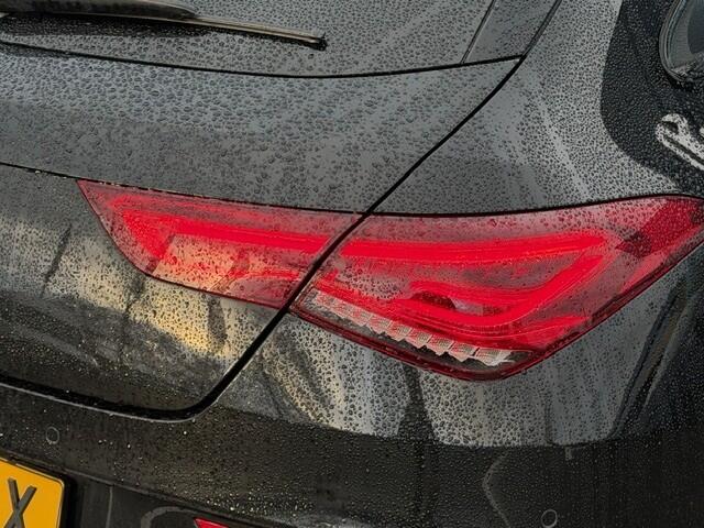 Mercedes-Benz CLA-KLASSE Shooting Brake 250 e AMG Line l MBUX l Camera l Tempomaat l Sfeerverlichting l LED l Keyless Go l Night pakket l Dodehoek assistent l Elekt. bed. Achterklep l Spiegel pakket l Afneembare trekhaak l Diefstel inbraak alarm l 581 Automatische Airco l Comfort