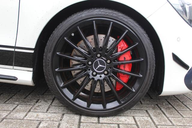 Mercedes-Benz CLA-KLASSE 45 AMG 4MATIC 381pk Panoramadak/Schaalstoelen/Navigatie/Achteruitrijcamera/Performance uitlaat/Elektrische best. stoel met geheugen/Sfeerverlichting/Keyless/Stoelverwarming/Inklapbare spiegels/Dodehoek detectie/Apple carplay/Led koplampen