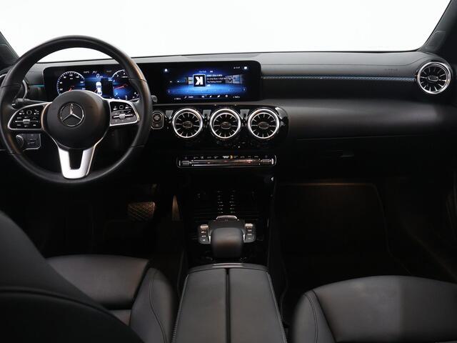 Mercedes-Benz CLA-KLASSE 180 Luxury Line | Achteruitrijcamera | Stoelverwarming | Widescreen | Distronic |