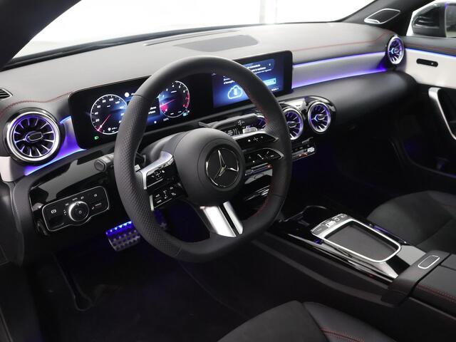 Mercedes-Benz CLA-KLASSE 180 Business Solution AMG | Panoramadak | Burmester | Rijassistentiepakket | Trekhaak | 360 camera | Sfeerverlichting | Stoel/stuurverwarming |