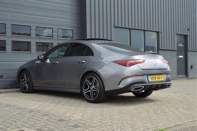 Mercedes-Benz CLA-KLASSE 200 AMG Line | PANO | SFEERVERLICHTING | CAMERA | KEYLESS |