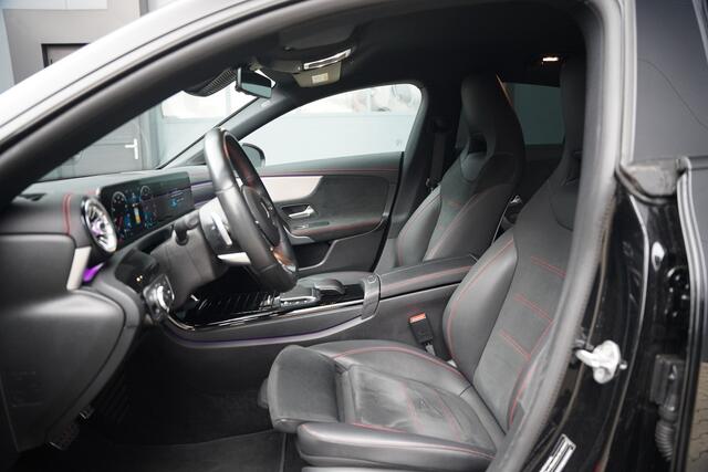 Mercedes-Benz CLA-KLASSE 200 Business Solution AMG | Panoramadak | Stoelverwarming | Keyless | Cruise Control | Ambiance verlichting | Camera | Parkeersensoren |
