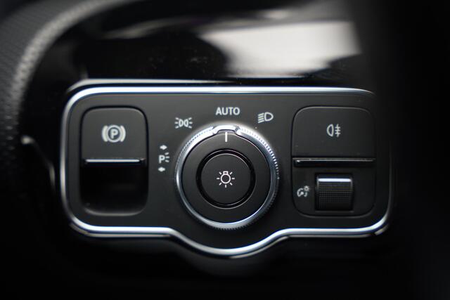 Mercedes-Benz CLA-KLASSE 200 Business Solution AMG | Panoramadak | Stoelverwarming | Keyless | Cruise Control | Ambiance verlichting | Camera | Parkeersensoren |