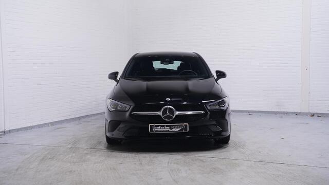 Mercedes-Benz CLA-KLASSE Shooting Brake 180 Business Line NAP 1e eigen. LED-verlichting 17"-lichtmetalen velgen navigatie PDC v+a DAB bleutooth Camera sportstoelen stoelverwarming voor electr-achterklep schakelflippers aan het stuur