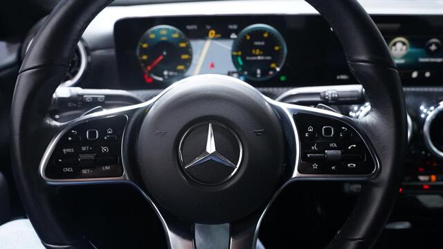 Mercedes-Benz CLA-KLASSE Shooting Brake 180 Business Line NAP 1e eigen. LED-verlichting 17"-lichtmetalen velgen navigatie PDC v+a DAB bleutooth Camera sportstoelen stoelverwarming voor electr-achterklep schakelflippers aan het stuur