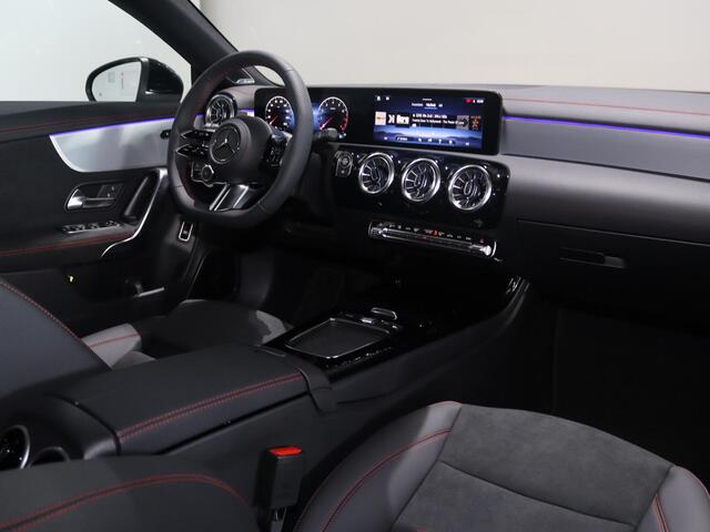 Mercedes-Benz CLA-KLASSE 180 Business Solution AMG | Panoramaschuifdak | Trekhaak | Burmester | Rijassistentiepakket Plus | Techniekpakket | Winterpakket |