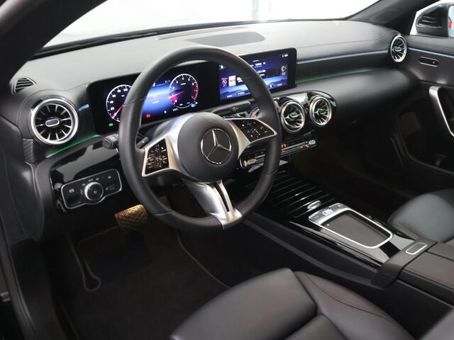 Mercedes-Benz CLA-KLASSE Shooting Brake 180 Star Edition Luxury Line | Panoramadak | Getint glas | Sfeerverlichting | Widescreen | Stoelverwarming |