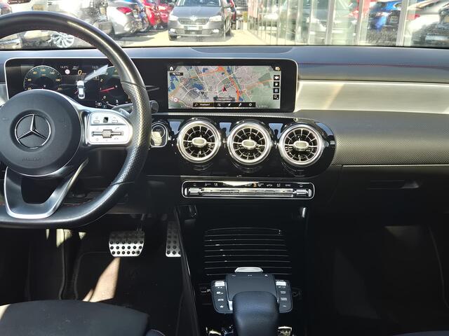 Mercedes-Benz CLA-KLASSE 200 Business Solution AMG | Navigatie | Panoramadak |