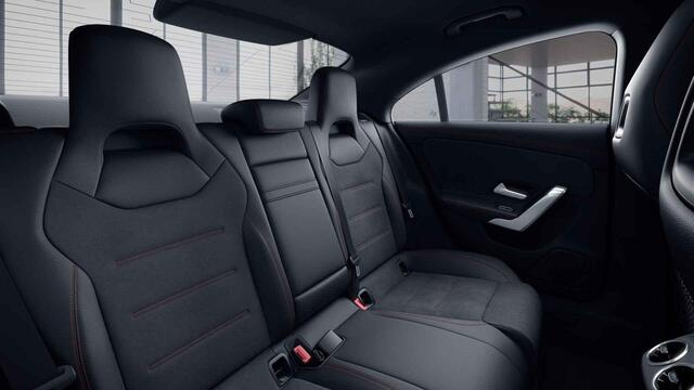 Mercedes-Benz CLA-KLASSE 200 AMG Line | Night | Stoelverwarming | 18" lichtmetalen velgen | Achteruitrijcamera |