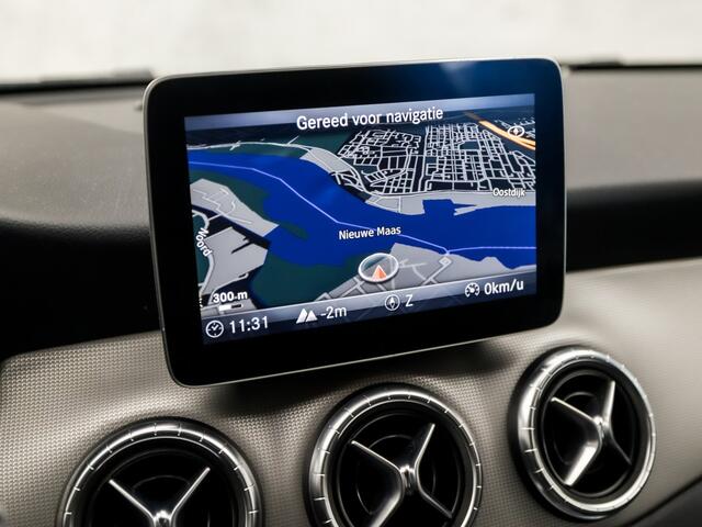 Mercedes-Benz CLA-KLASSE 180 Solution Sport Automaat (GROOT NAVI, CAMERA, LEDER, STOELVERWARMING, ZWART HEMEL, SPORTSTOELEN, PARKEERSENSOREN, LED KOPLAMPEN, NIEUWE APK, NIEUWSTAAT)
