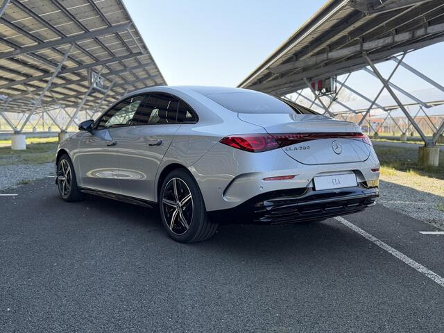 Mercedes-Benz CLA-KLASSE 200 Business Solution AMG 58 kWh EQ | Night | Panoramadak | Distronic | Achteruitrijcamera| Dodehoekassistent | Stoelverwarming |