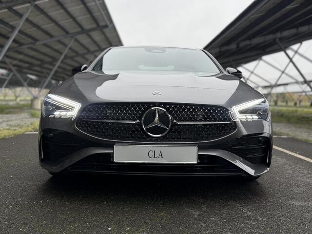 Mercedes-Benz CLA-KLASSE 180 Business Solution AMG | Nightpakket | Panoramadak | AMG Line Plus | Burmester | Elek. Trekhaak | Rijassistentiepakket | HUD | 360° camera | Techniekpakket | Winter pakket | Apple Carplay/Android Auto |