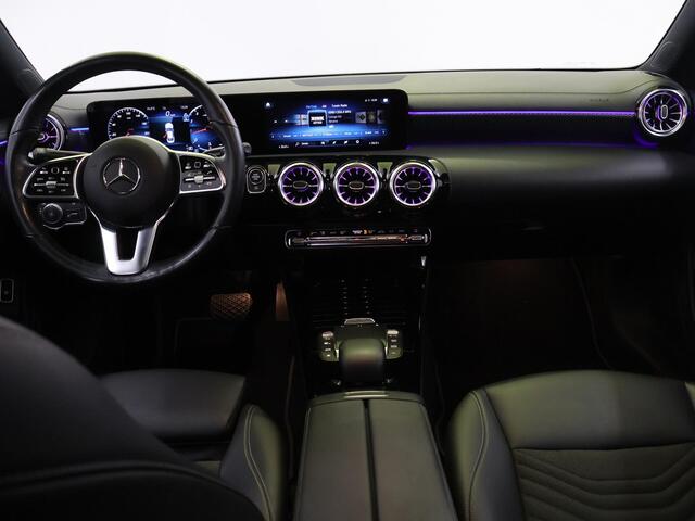 Mercedes-Benz CLA-KLASSE 180 Luxury Line | Panoramadak | Trekhaak | Digitaal display | Stoelverwarming |