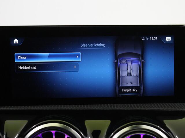 Mercedes-Benz CLA-KLASSE 180 Luxury Line | Panoramadak | Trekhaak | Digitaal display | Stoelverwarming |