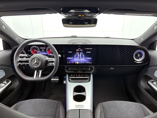 Mercedes-Benz CLA-KLASSE 200 Business Solution AMG | Nightpakket | Smartphone integratie | URBAN GUARD | Vast panoramadak | Sfeerverlichting | Stoelverwarming | Sportstoelen | Adaptieve cruisecontrol |