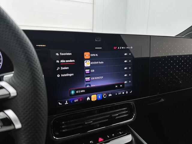 Mercedes-Benz CLA-KLASSE 200 Business Solution AMG | Nightpakket | Smartphone integratie | URBAN GUARD | Vast panoramadak | Sfeerverlichting | Stoelverwarming | Sportstoelen | Adaptieve cruisecontrol |