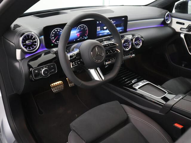 Mercedes-Benz CLA-KLASSE 180 Business Solution AMG | Panoramaschuifdak | AMG-line plus | Head-Up | Dodehoekassistent | Nightpakket |