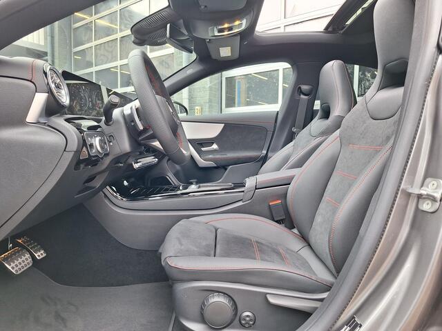 Mercedes-Benz CLA-KLASSE 200 AMG Line | Premium Pakket | Night Pakket | Winter Pakket | Panoramadak | Trekhaak | Burmester Surround Sound | MULTIBEAM LED Koplampen | Dodehoekassistent |