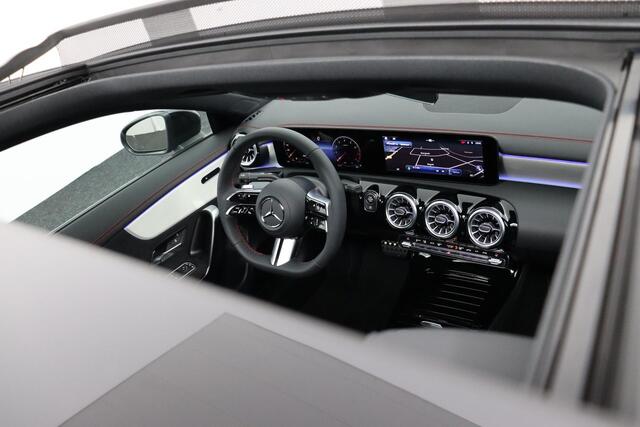 Mercedes-Benz CLA-KLASSE 180 AMG Line | Premium Pakket | Night Pakket | Panoramadak | MULTIBEAM LED Koplampen | Dodehoekassistent | Advanced Sound System | Sfeerverlichting |